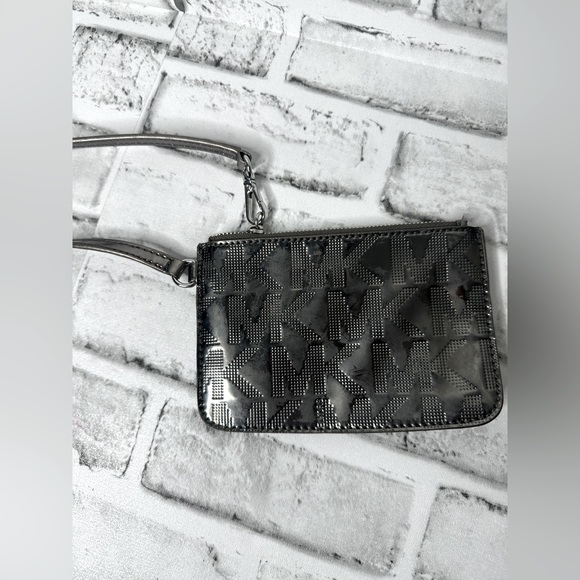 Michael Kors Jet Set Gun Metal Gray Zip Metallic Wristlet - Picture 1 of 2